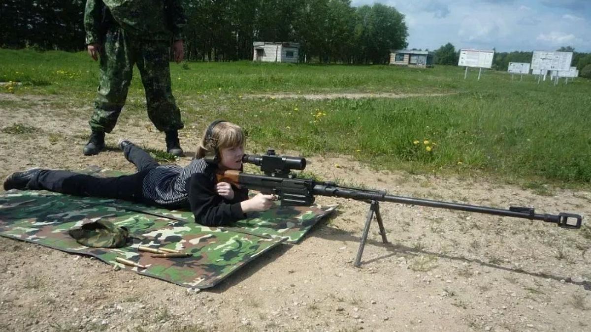 Albert Averyanov, entrenándose en tiro.
