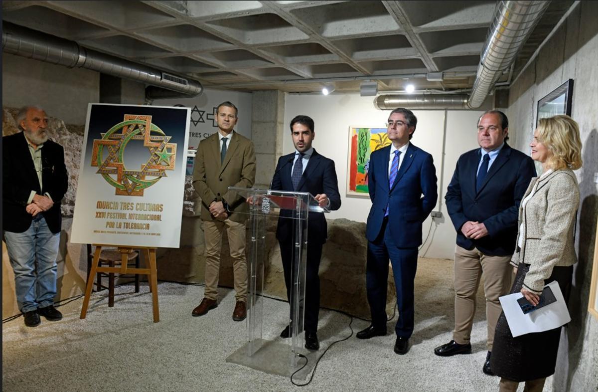 Presentación del cartel de Murcia Tres Culturas en la muralla de Sagasta