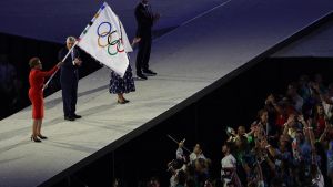Los Ángeles 2028 recibe la bandera olímpica