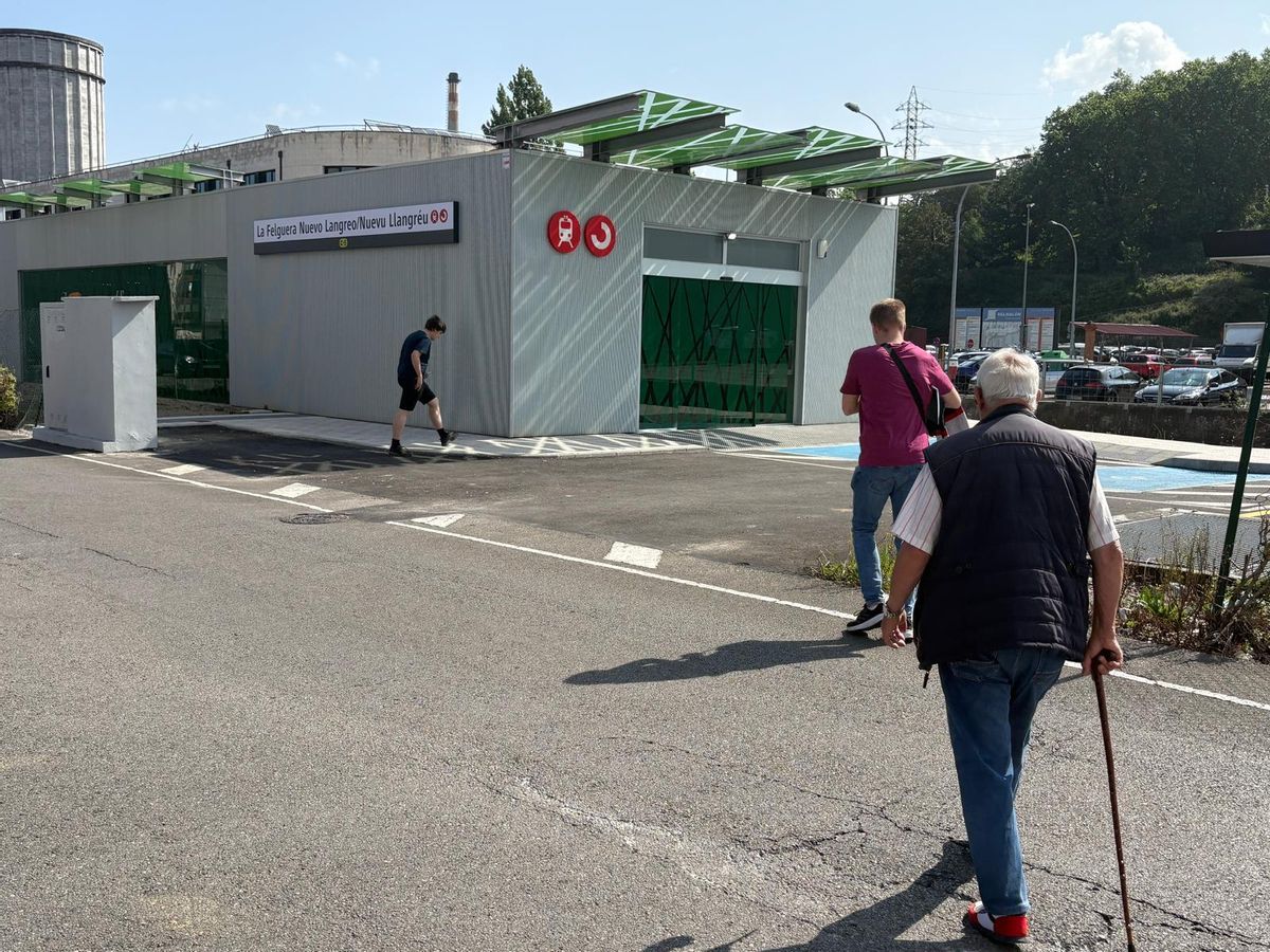 Usuarios cruzan hacia la estación de La Felguera sin pasos de peatones.