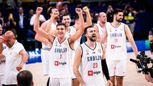 Los jugadores de Serbia celebran en el centro de la pista el pase a la final