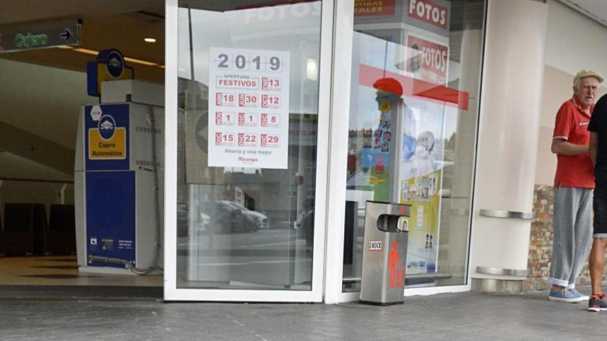 Rastro de los coches en la puerta de Alcampo, con el cajero detrás.