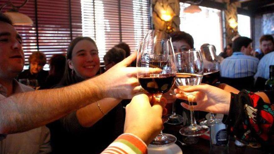 Brindis en una cena de empresa. // FdV