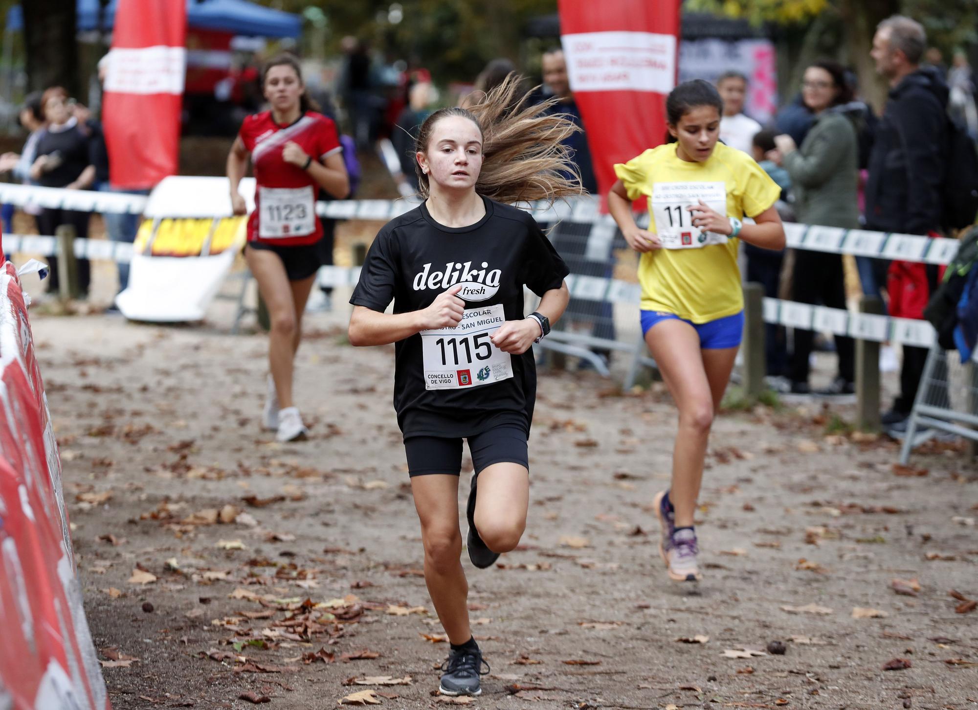 Un millar de jóvenes apuestan por el deporte en el Cross Castro San Miguel