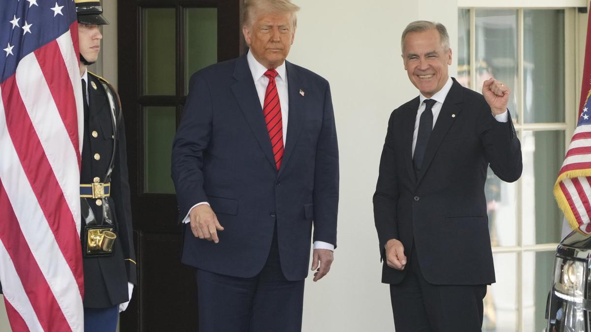 El primer ministro canadiense, Mark Carney, es saludado por el presidente Donald Trump a su llegada a la Casa Blanca