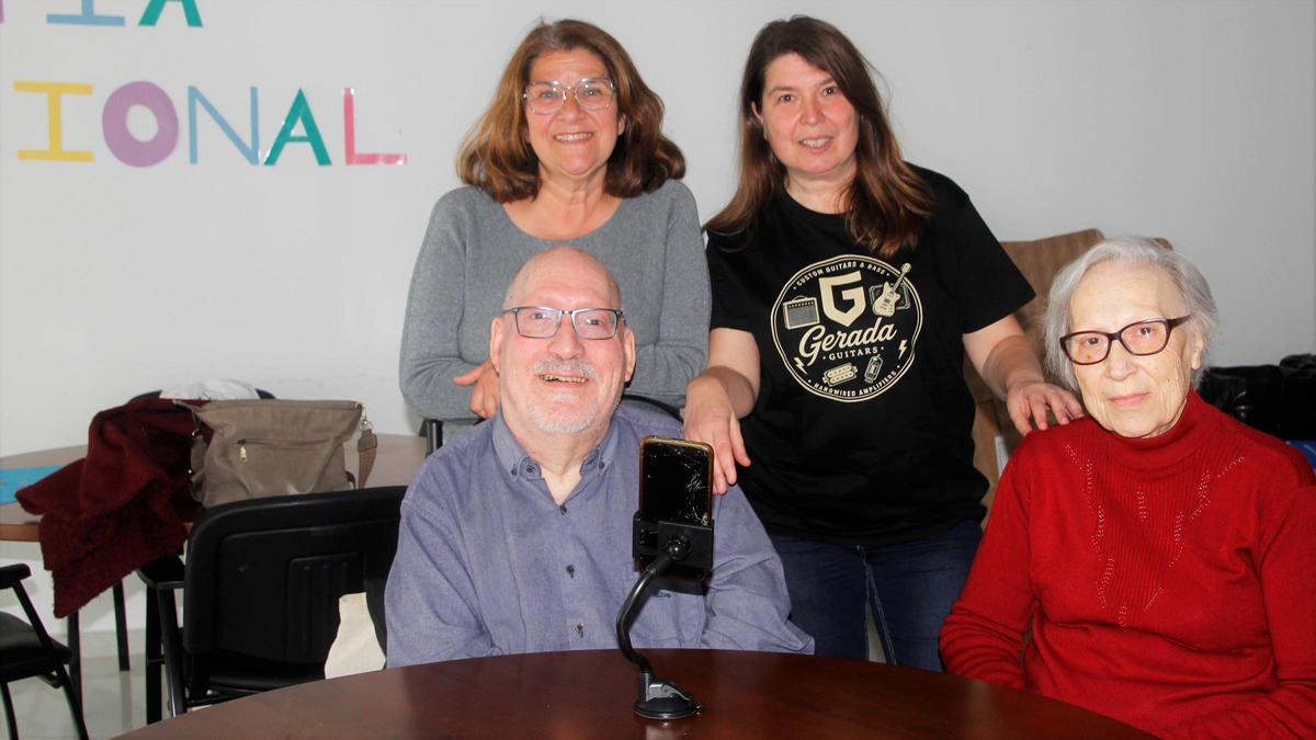 Manuel y su madre Consuelo, junto a María Fernanda Díaz y Pilar García