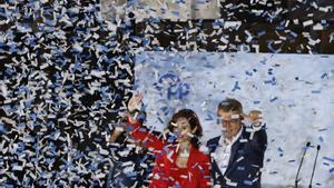 La presidenta de la Comunidad de Madrid y candidata a la reelección por el PP, Isabel Díaz Ayuso (i), y el presidente del partido Alberto Núñez Feijóo saludan a los simpatizantes desde el balcón de Génova tras conocer los resultados electorales en Madrid.