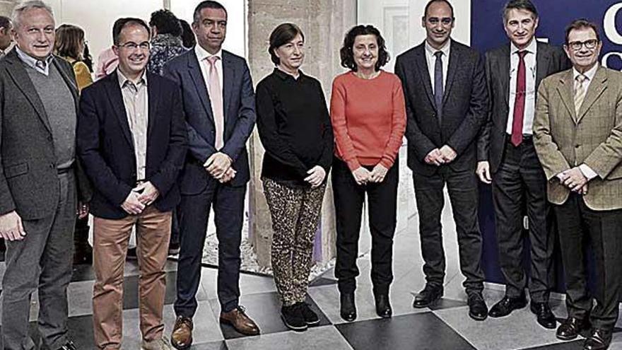 Fina Santiago y LlorenÃ§ Huguet, este lunes junto a las autoridades de la entidad.