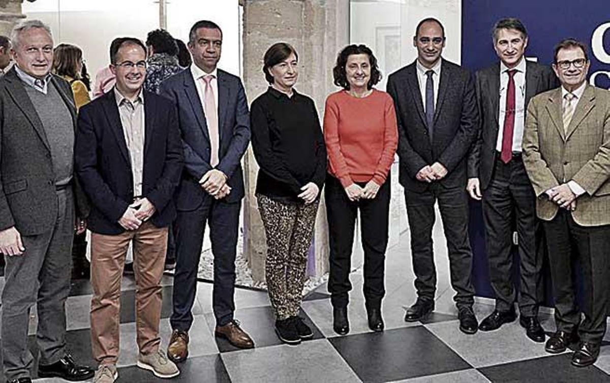 Fina Santiago y LlorenÃ§ Huguet, este lunes junto a las autoridades de la entidad.