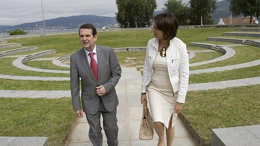 El alcalde vigués, Abel Caballero, con la concejala de Parques y Jardines, Raquel Díaz, ayer en la visita al parque de A Riouxa, en Teis.