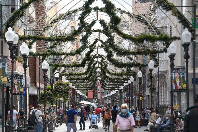 Colocado de alumbrado navideño en Triana