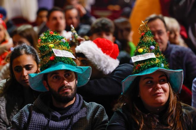 Varias personas asisten al Sorteo Extraordinario de Navidad que se celebra este domingo en el Teatro Real, en Madrid. EFE/Javier Lizón