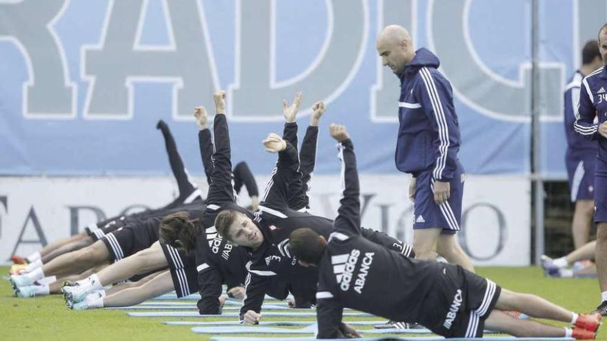 Los jugadores del Celta realizan un ejercicio durante el entrenamiento de ayer en A Madroa.