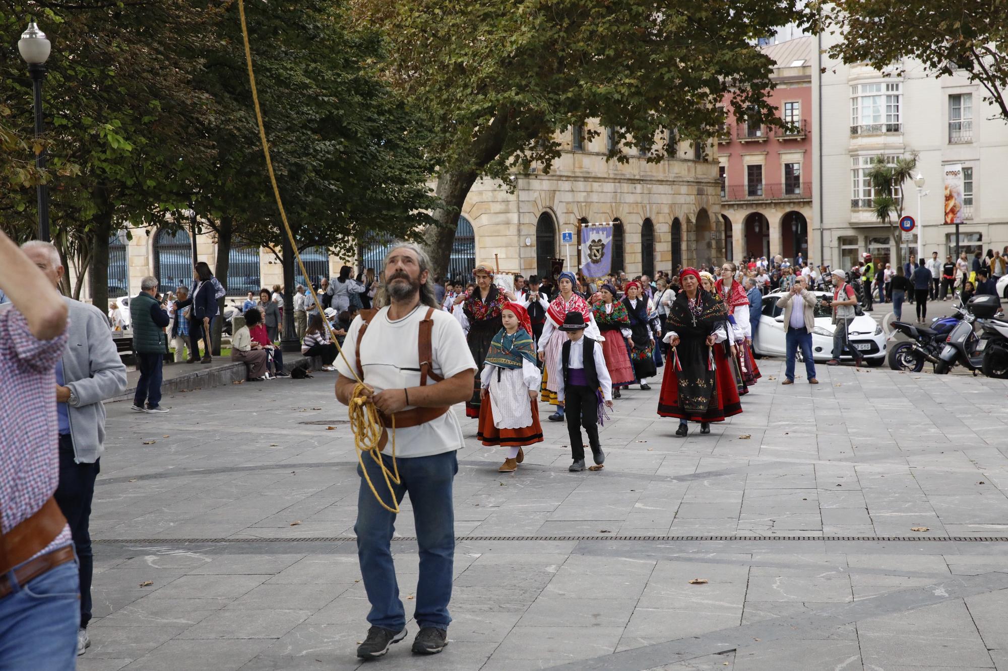 En imágenes: Gijón celebra el Día de León con bailes y el desfile de pendones