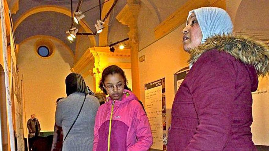 Una dona i una nena miren l&#039;exposició sobre les diferents llengües que conviuen a Calaf