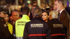Los Reyes visitan el edificio incendiado en Valencia y se reúne con las víctimas