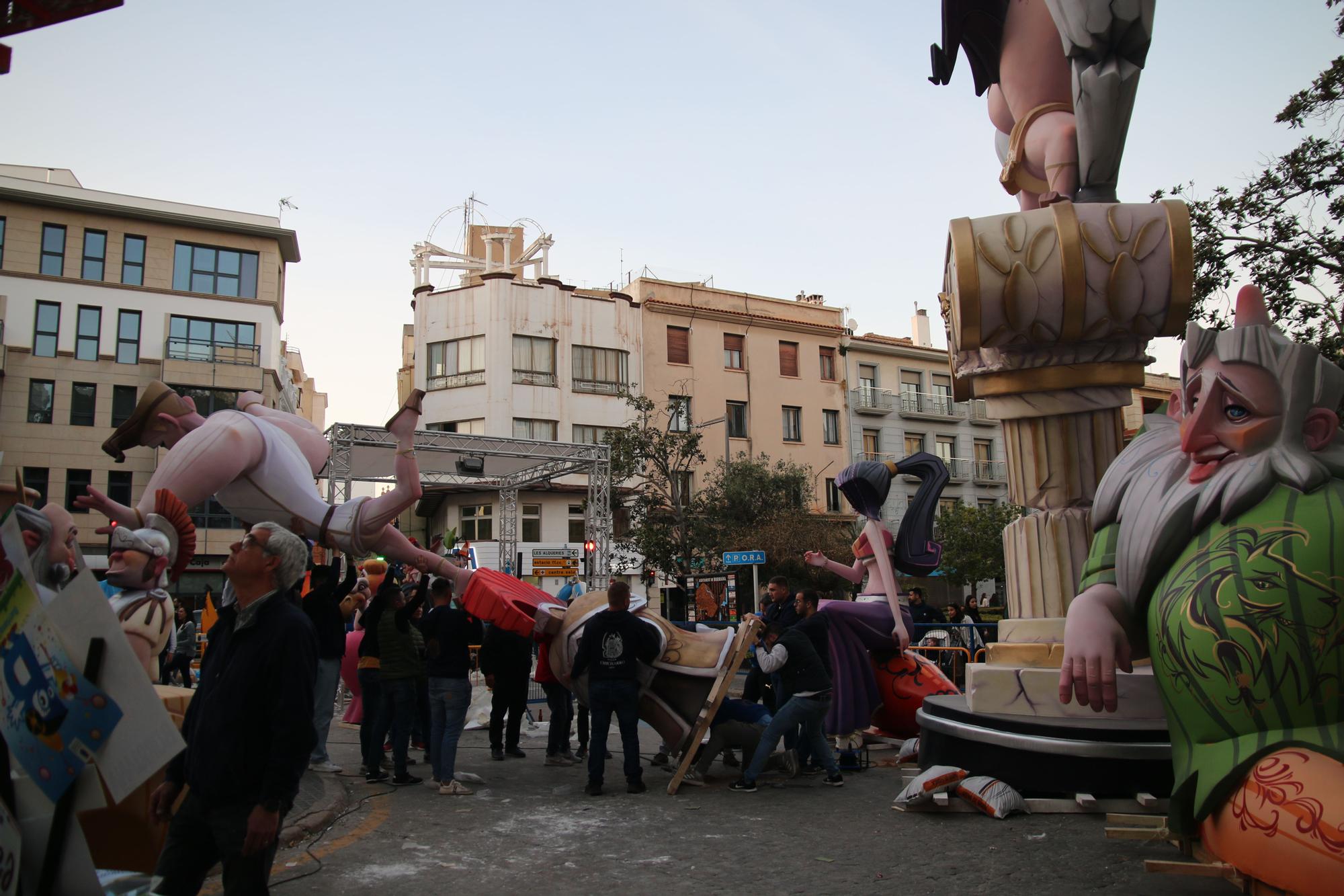 GALERÍA: Multitudinaria 'plantà' para entrar de lleno en las Fallas de Burriana