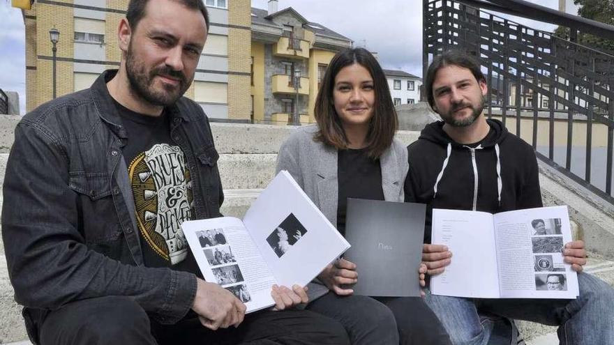 Jorge Carbajales, Elena de Alfonso y Simón García, con la obra &quot;Niebla&quot;.