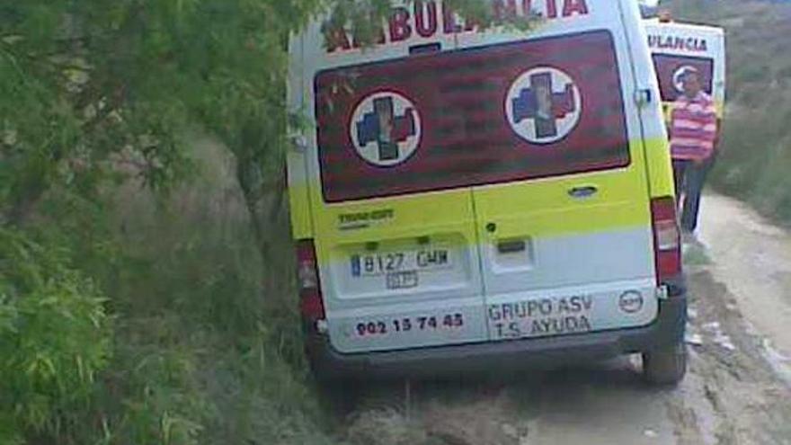 La ambulancia atascada entre el camino y un bancal.