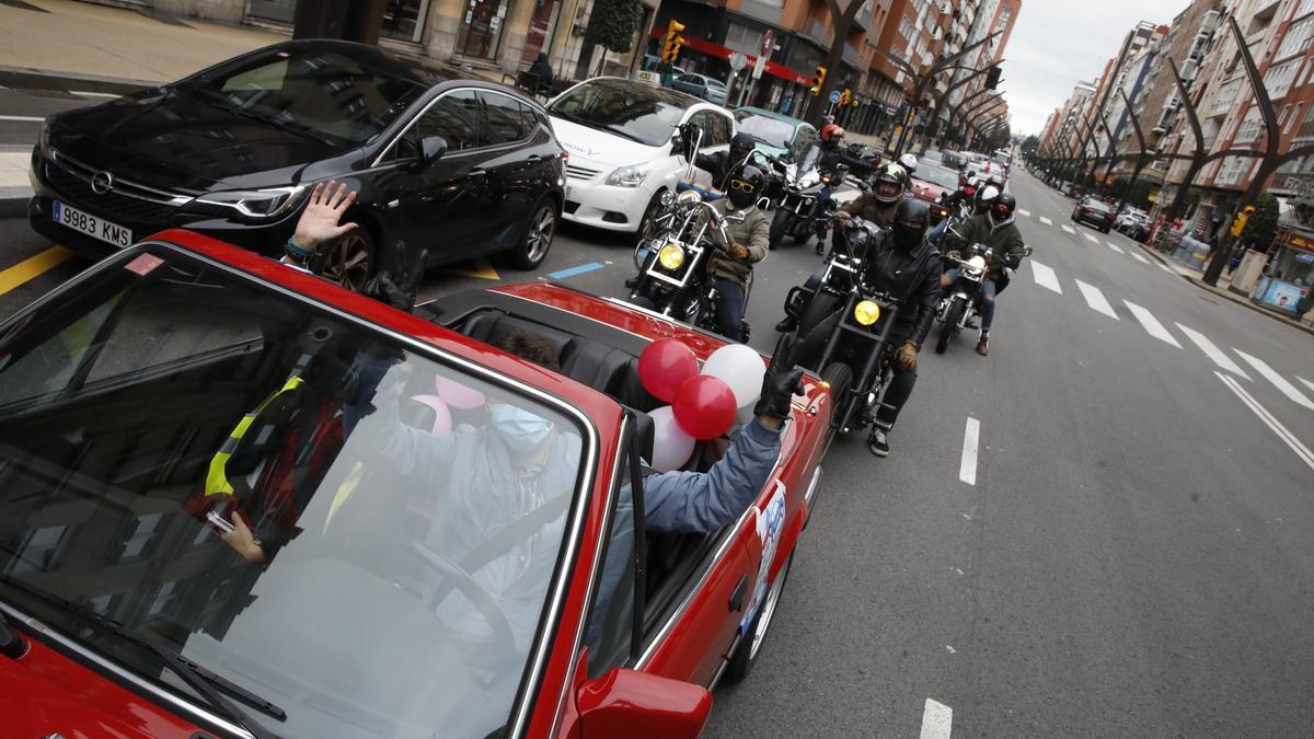 Caravana de coches y motos clásicas en la marcha del pasado enero en contra de la ordenanza, a su paso por la avenida Constitución.