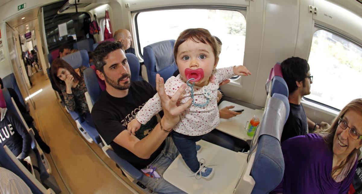 Una familia viaja con una niña de corta edad en un tren, en una imagen de archivo.