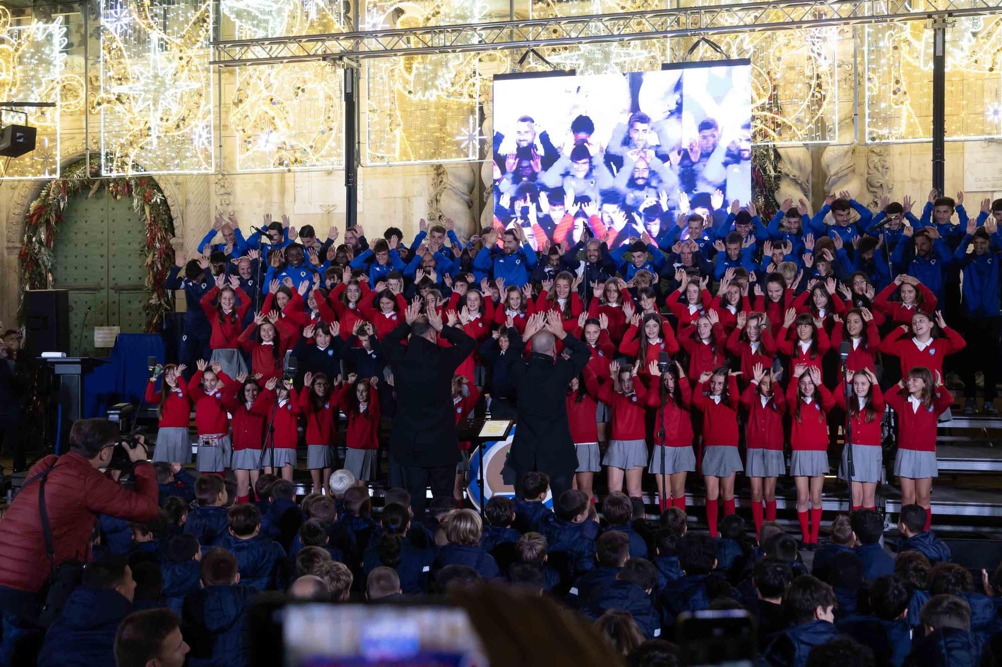 El Hércules interpreta el tradicional villancico junto al coro de los Jesuitas en la plaza del Ayuntamiento de Alicante.