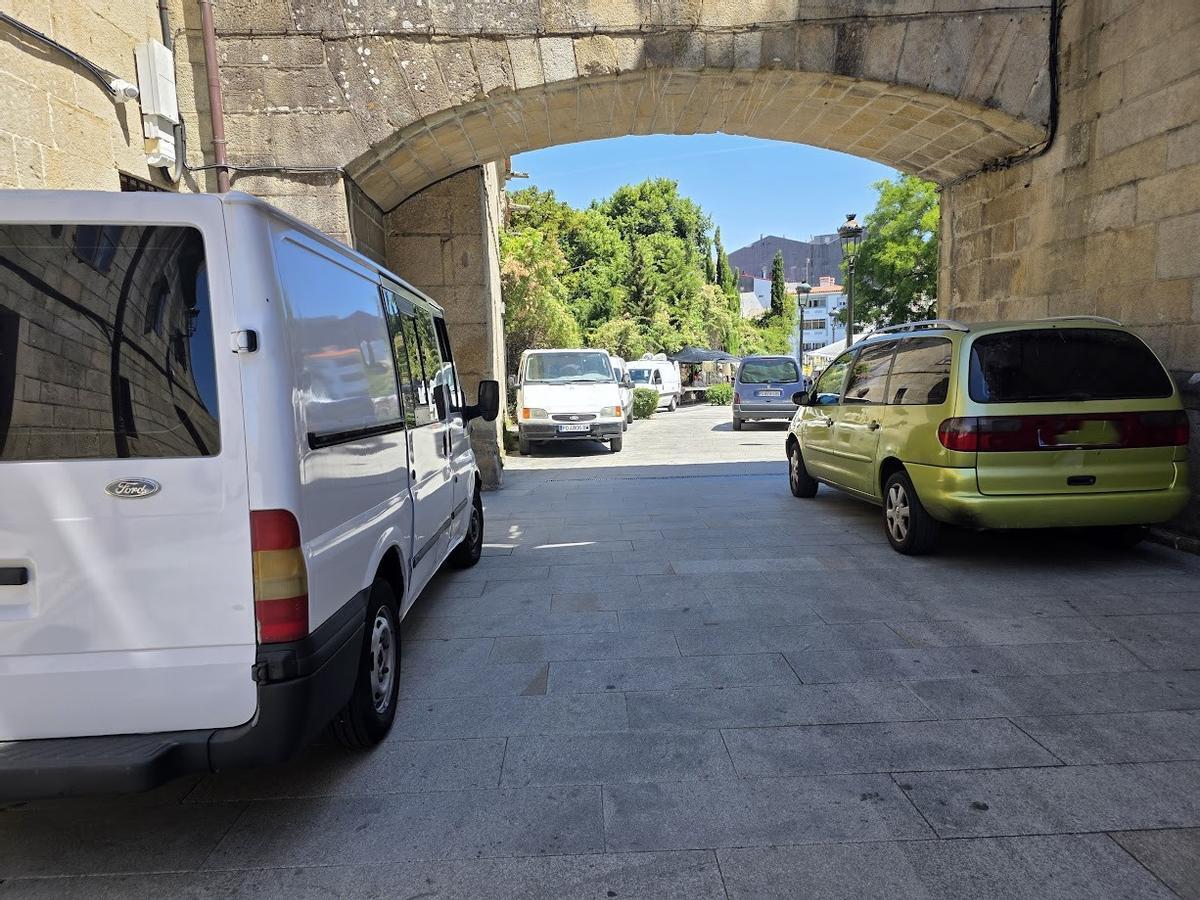 Los vehículos llegan a estacionar bajo el arco que une el convento con el pazo.