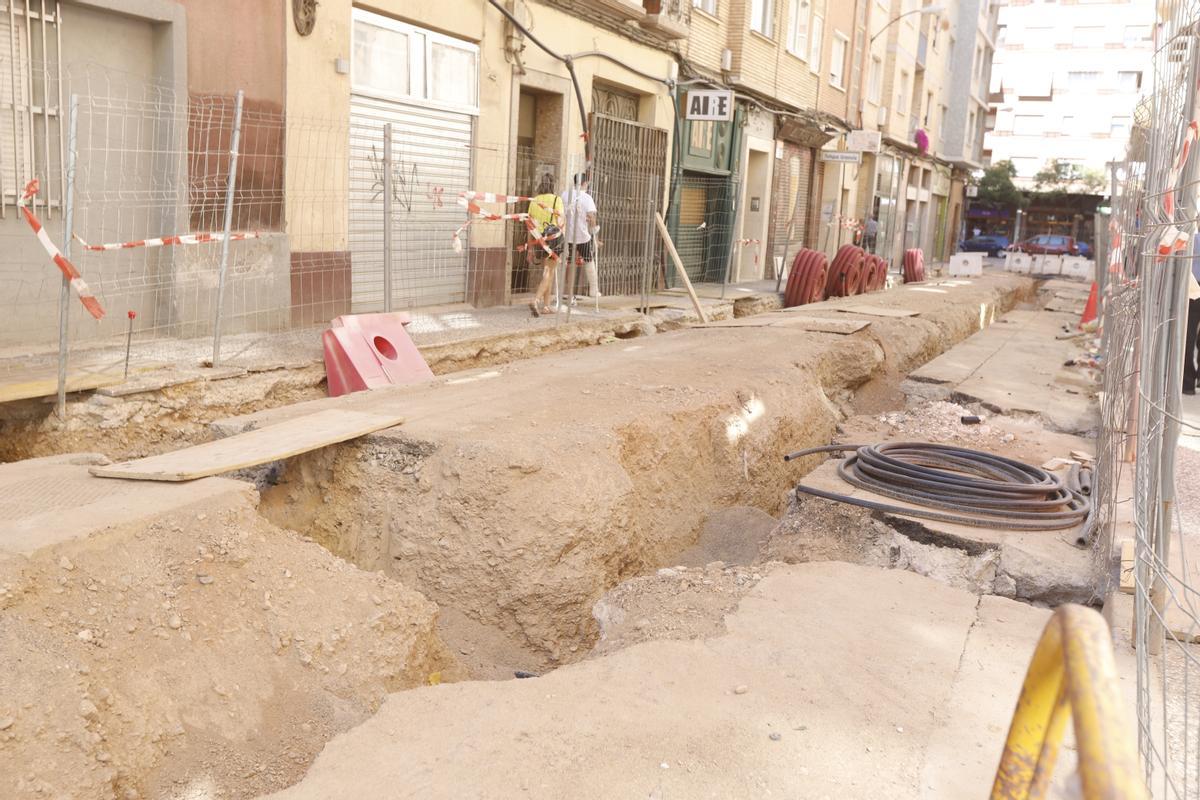 Detalle de una de las zanjas abiertas en la calzada de Concepción Arenal.