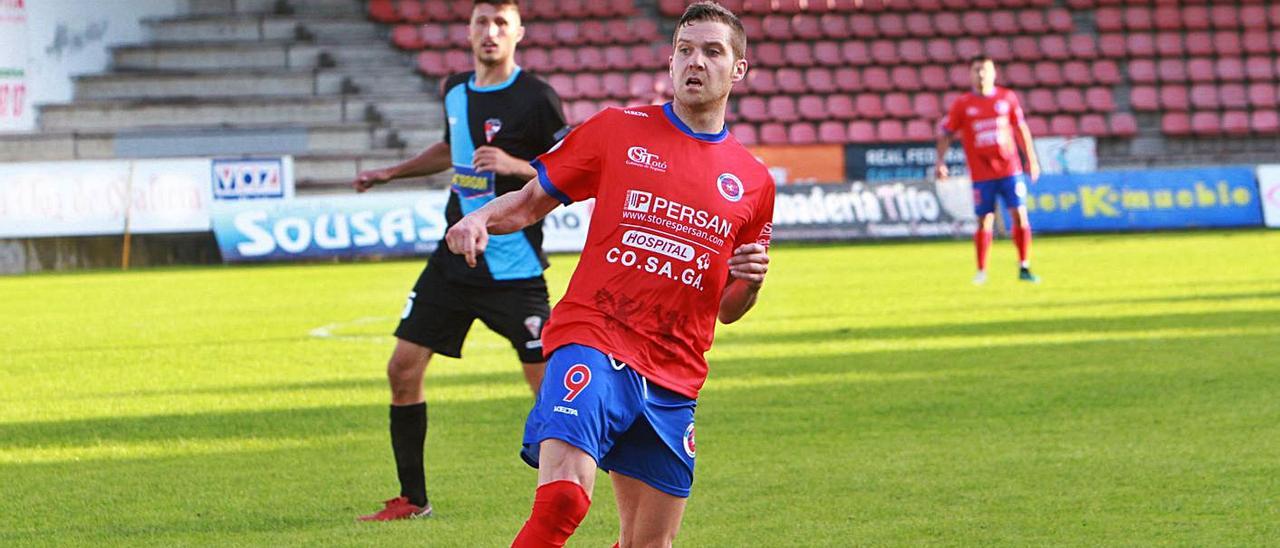 Hugo García, durante el partido de la segunda jornada, contra el Arosa en el campo de O Couto. |  // I. OSORIO