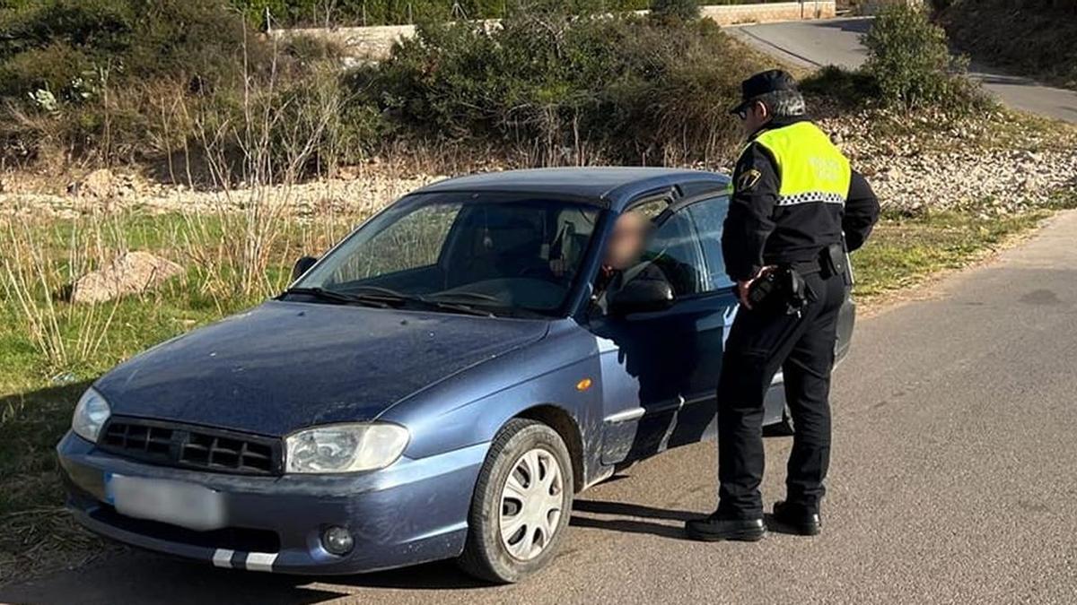 Un policía local habla con un conductor que circulaba por los caminos rurales de la partida Pinella.