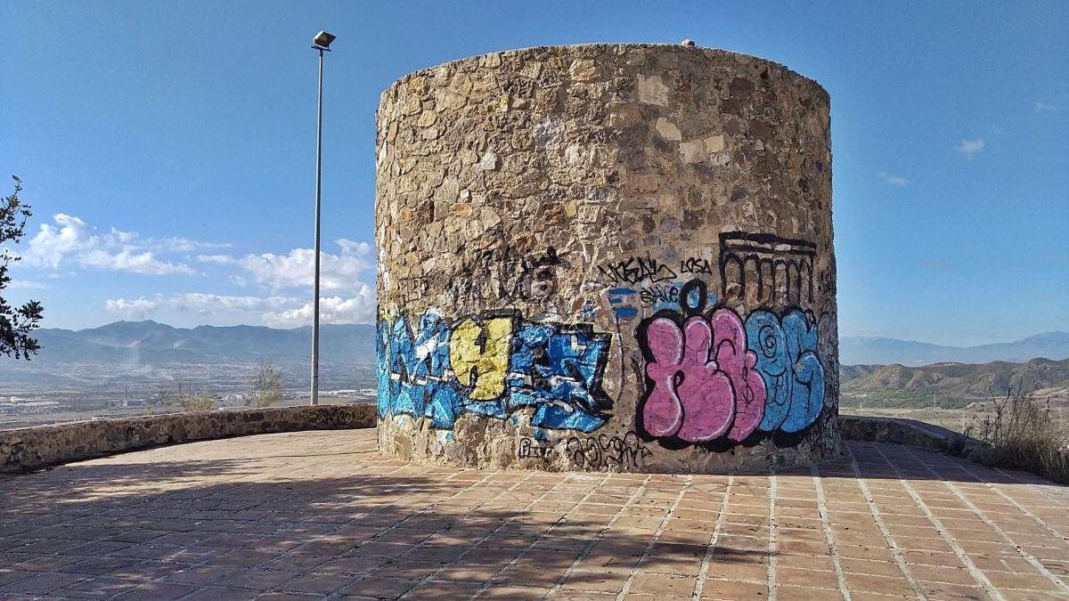 Grafittis en la torre del Atabal.