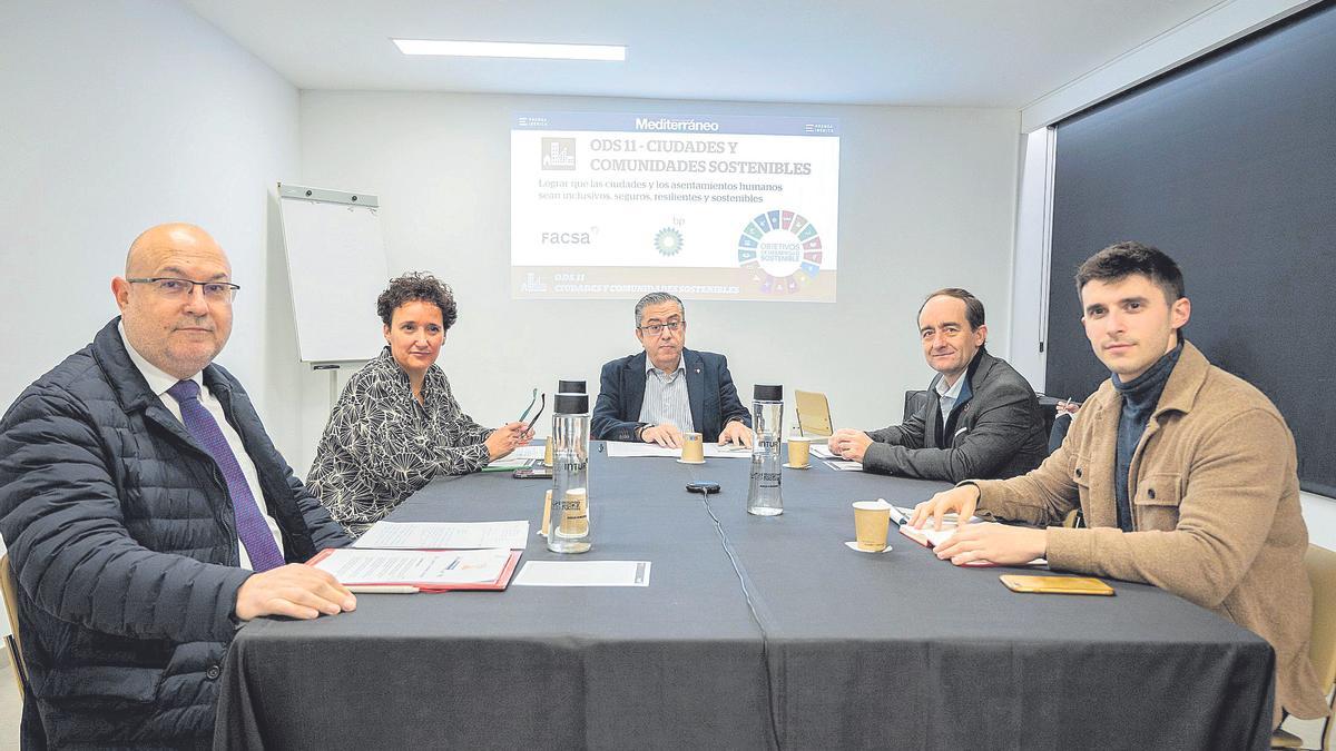 Los participantes en la mesa redonda junto al redactor jefe del periódico Mediterráneo, Pepe Beltrán.