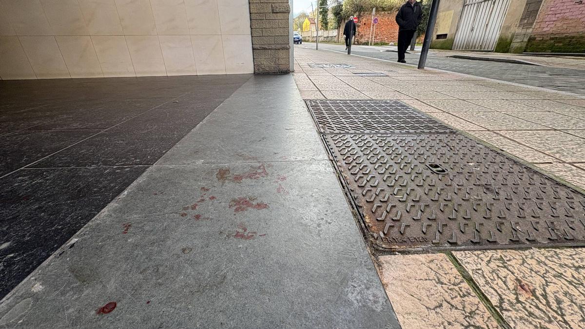 Restos de sangre en el portal de La Magdalena donde tuvieron lugar los hechos