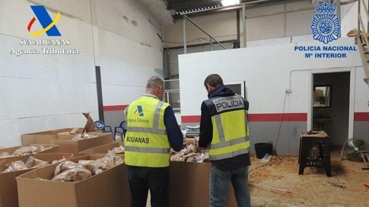 Bolsas de tabaco ilegal incautadas en la operación.