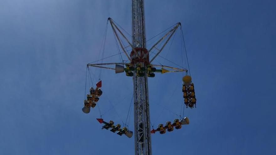 Sucesos en Mallorca | Rescatan a siete personas suspendidas a 28 metros de  altura en la atracción Rocket de la Fira del Ram de Palma