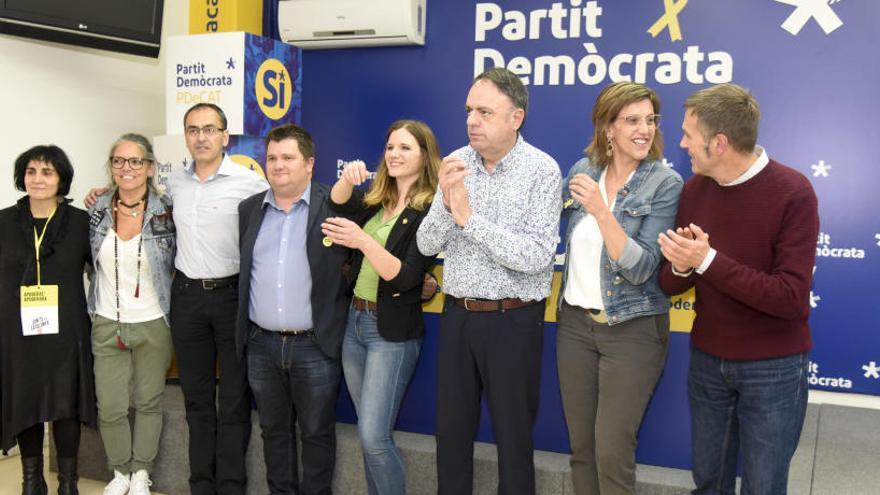 Els vuit regidors electes de Junts per Manresa, aquest diumenge a la nit