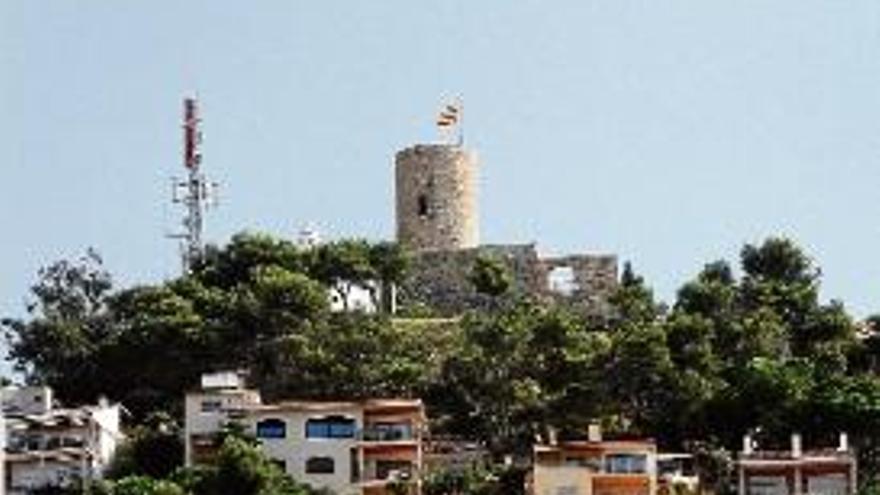 Una imatge del castell de Sant Joan, a Blanes, vist des de la platja.