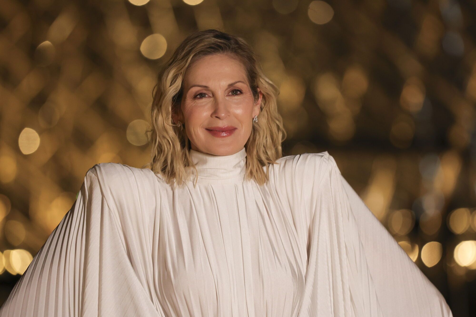 Paris (France), 04/03/2025.- US actress Kelly Rutherford arrives for the 'Le Grand Diner du Louvre' at the Louvre Museum in Paris, France, 04 March 2025. The Louvre Museum is hosting the gala dinner to mark the official opening of Paris Fashion Week and to raise funds to support the Louvre's restoration projects, educational programs, and initiatives aimed at making the museum more accessible to a broader audience. (Moda, Francia) EFE/EPA/TERESA SUAREZ