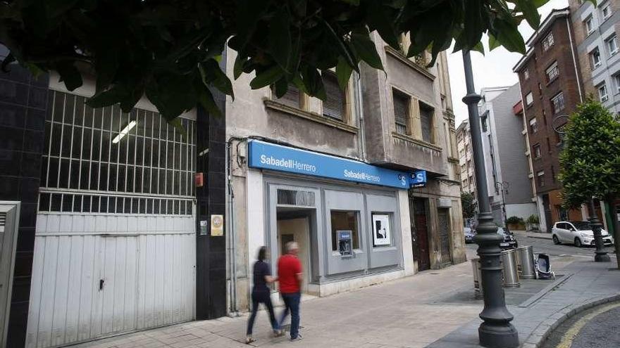 La sucursal bancaria donde se produjo el atraco, en la calle Palacio Valdés.