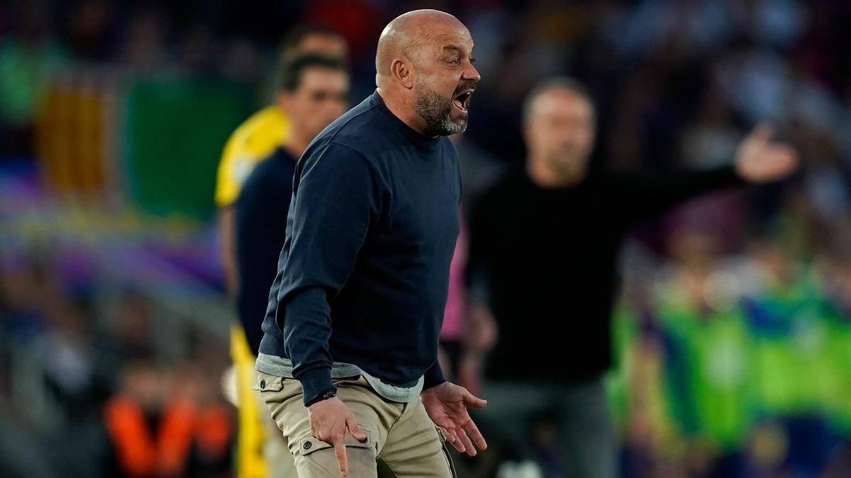 Manolo González, con Flick al fondo, en el último derbi ante el Barça.
