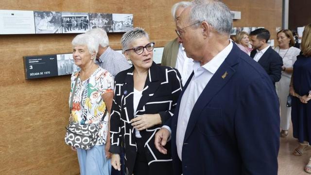 Concepción Saavedra, conversando con Cesáreo Marqués ayer.  | MARCOS LEÓN