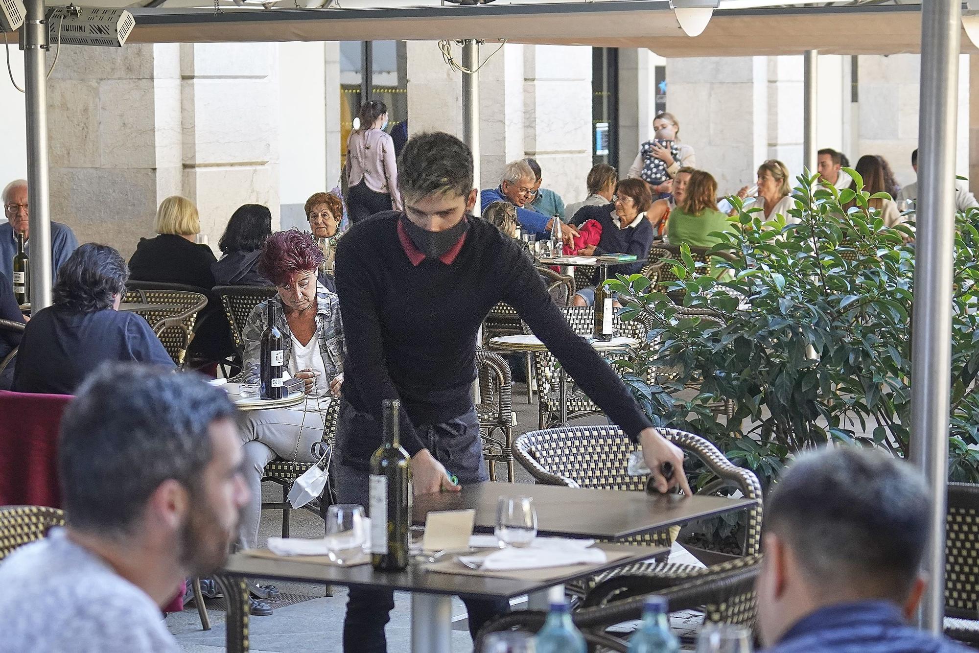 Gironins que treballen durant tot el 12-O sense fer-se fotos