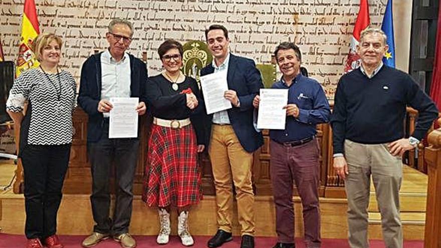 Representantes de La Tartana y el Ayuntamiento.