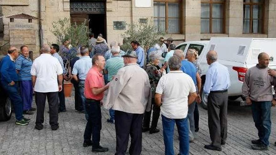 Vecinos de Fermoselle en una reunión sobre la parcelación.