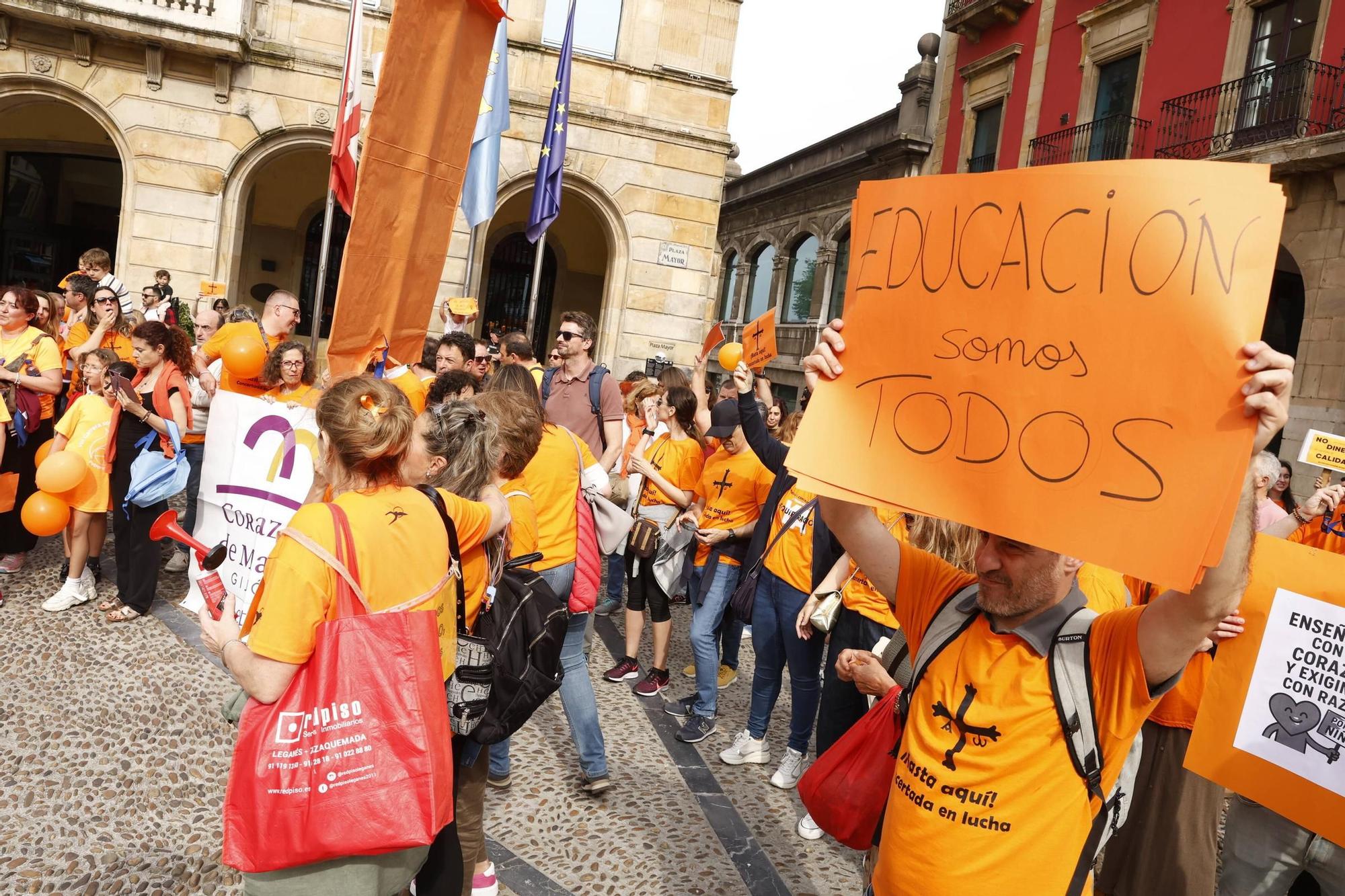 Así fue la gran concentración en Gijón por la educación concertada (en imágenes)