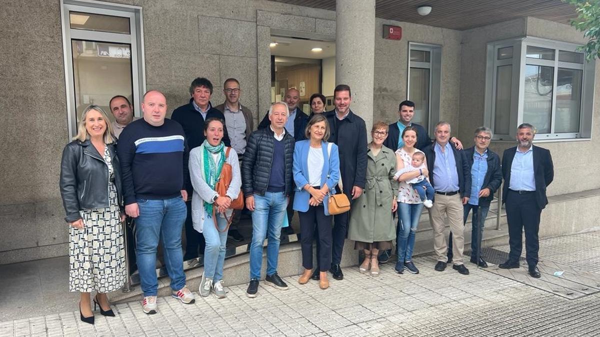 Jose López Campos, con los diputados de zona, ante el juzgado de A Estrada.