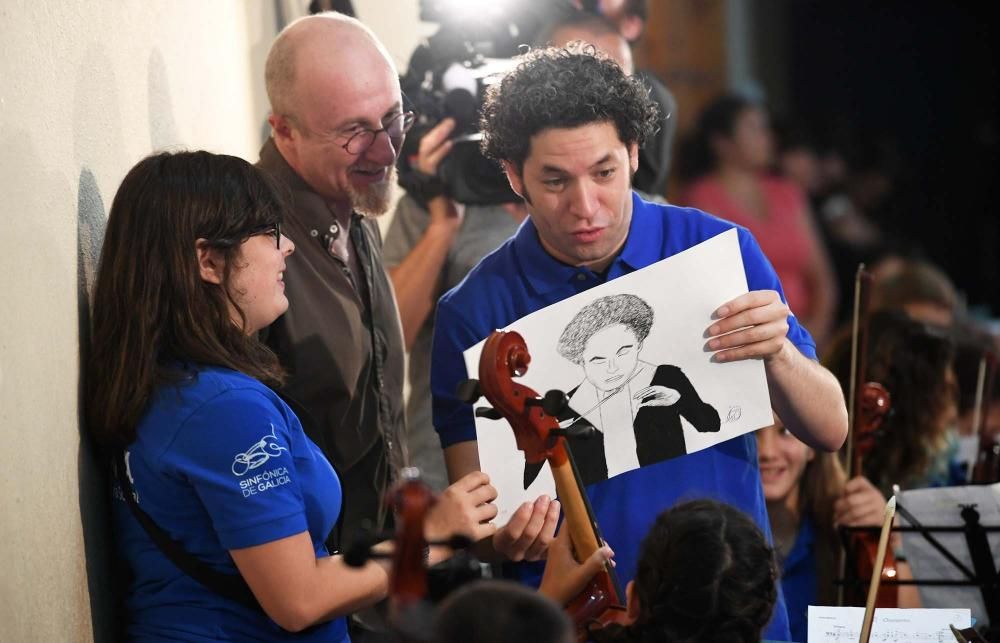 Gustavo Dudamel, con 200 niños músicos de A Coruña