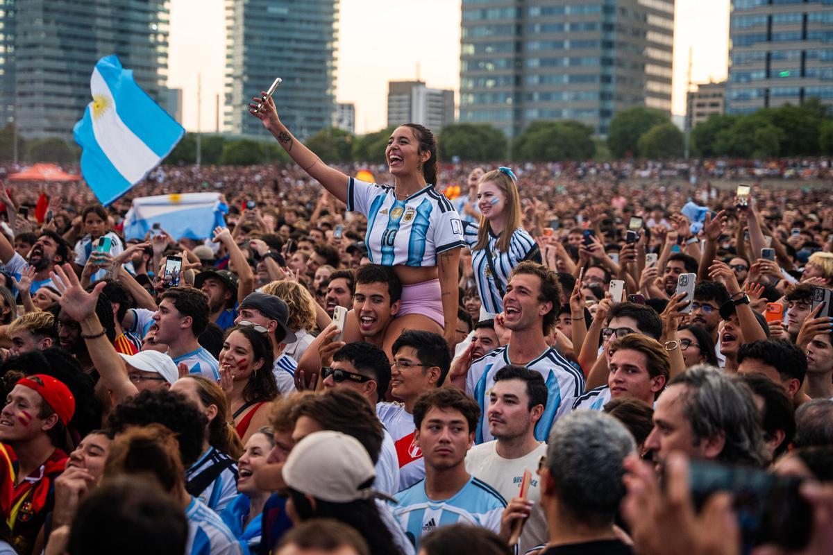 Aficionados de la selección española y de la selección argentina siguen la final del Mundial 2026 en la pantalla gigante situada en la Plataforma Marina del Fòrum