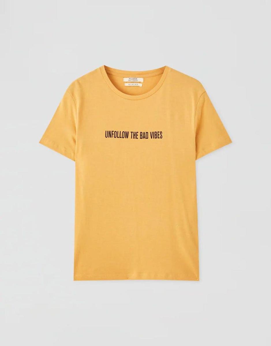 Camiseta con mensaje de Pull&amp;Bear. (Precio: 4, 99 euros)