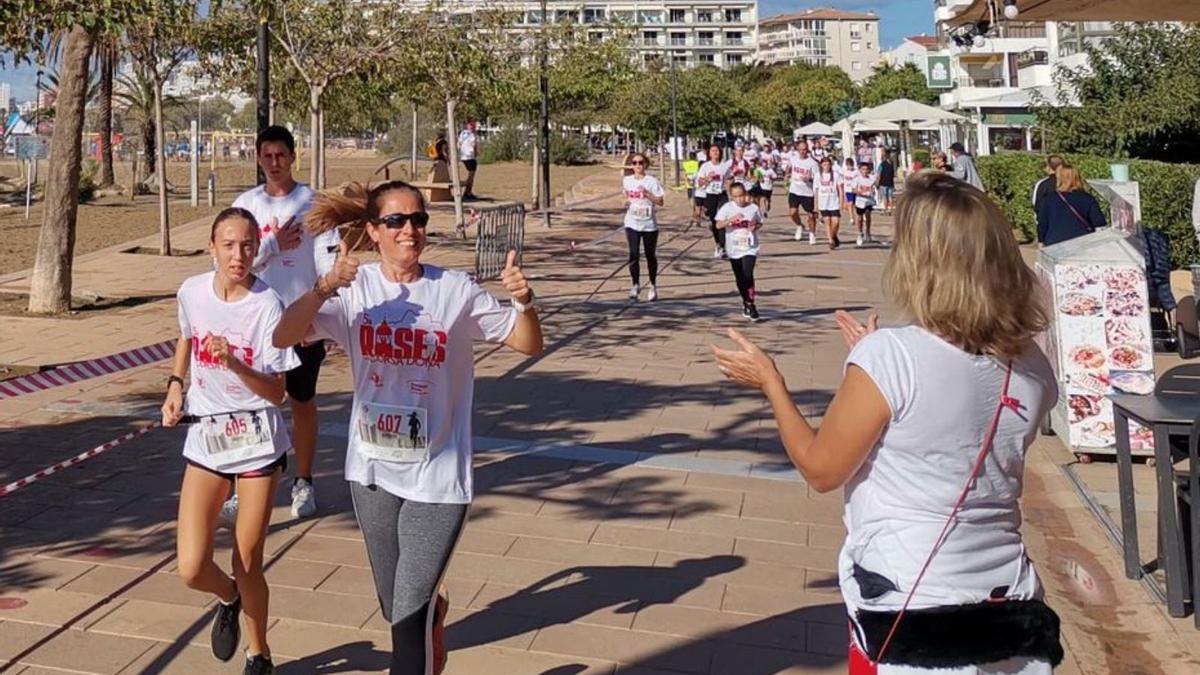 La cursa de la dona va recórrer espais emblemàtics de Roses